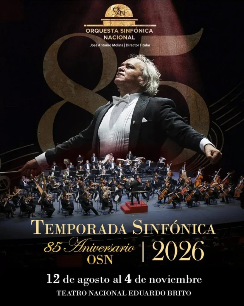 José Antonio Molina dirige la Orquesta Sinfónica Nacional durante un concierto.
